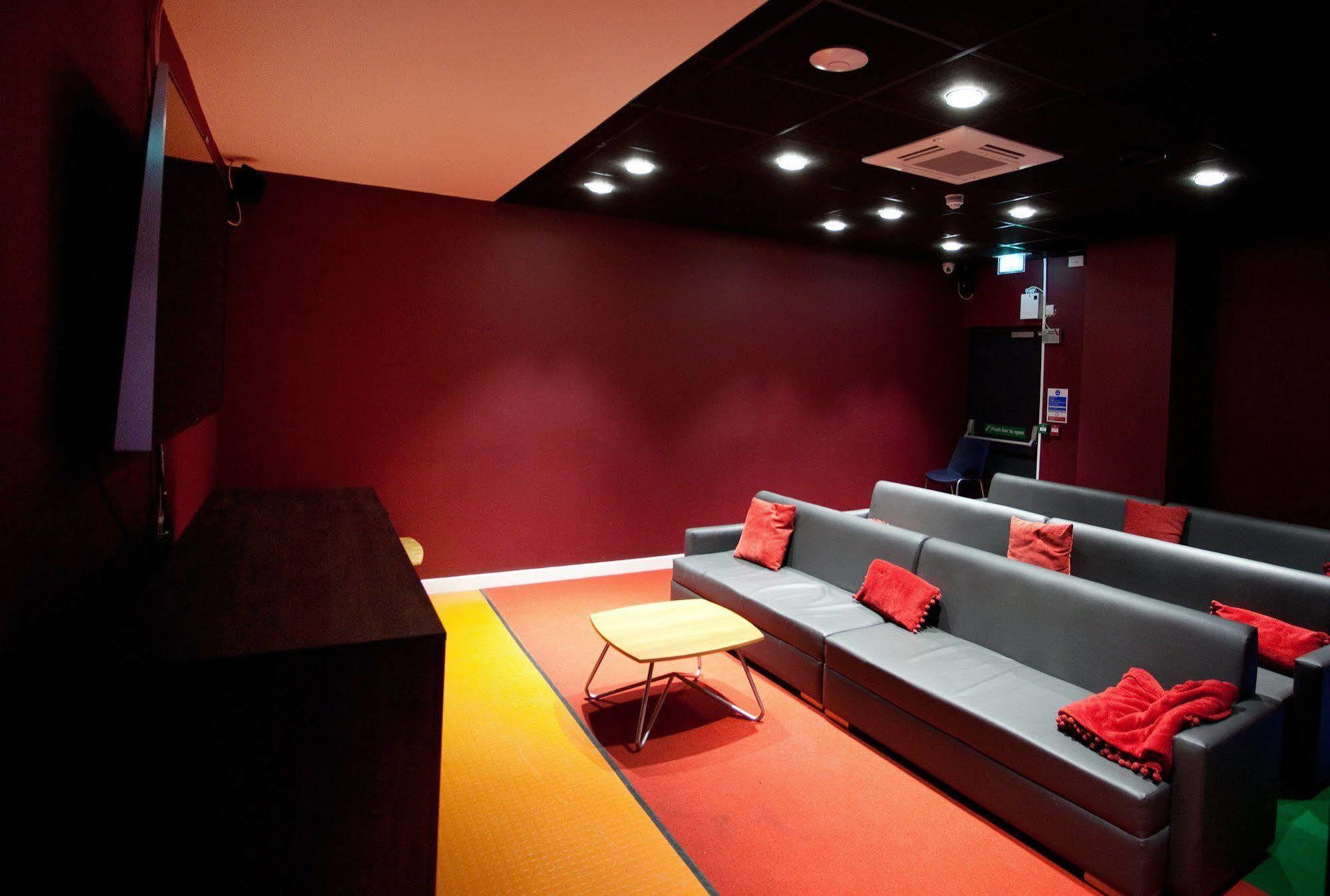 Finding My Palace Hatbox Studios Luton  Esterno foto